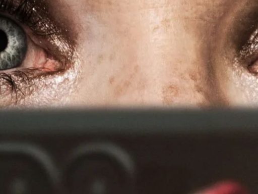 Veja o trailer de Drop: Ameaça Anônima, thriller com Brandon Sklenar