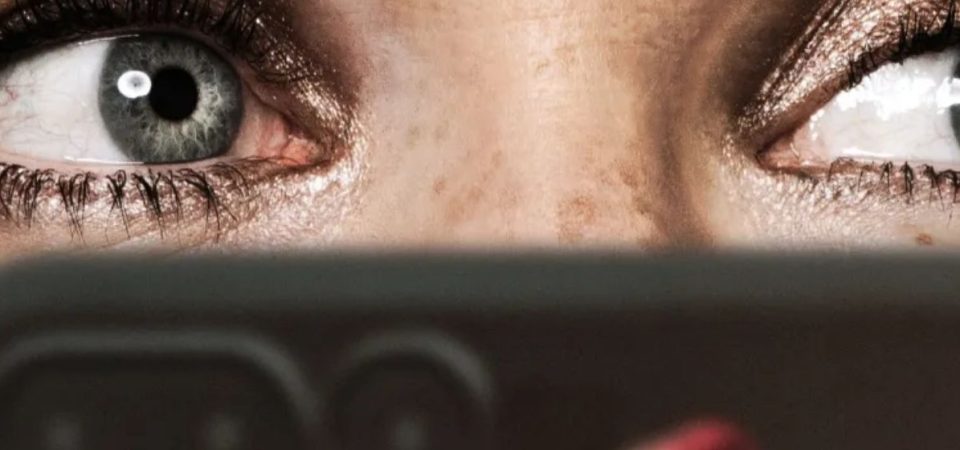 Veja o trailer de Drop: Ameaça Anônima, thriller com Brandon Sklenar