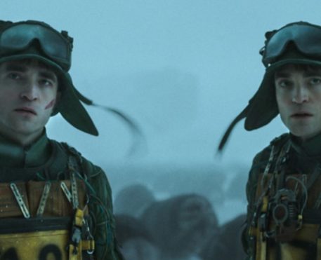 Mickey 17, ficção científica com Robert Pattinson, ganha novo trailer