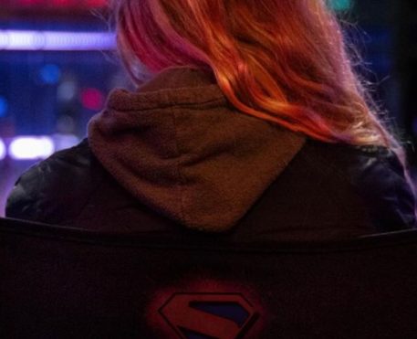 James Gunn divulga primeira imagem de Milly Alcock no set de Supergirl: Mulher do Amanhã