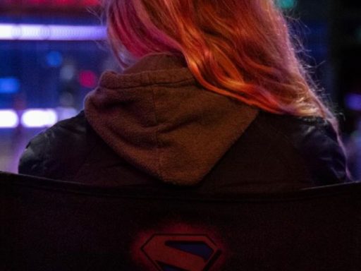 James Gunn divulga primeira imagem de Milly Alcock no set de Supergirl: Mulher do Amanhã