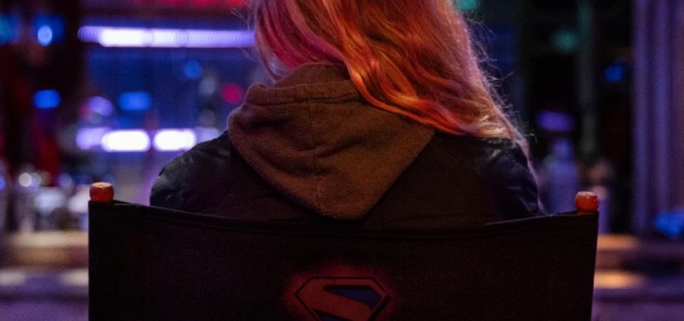 James Gunn divulga primeira imagem de Milly Alcock no set de Supergirl: Mulher do Amanhã