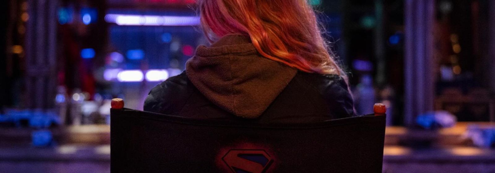 James Gunn divulga primeira imagem de Milly Alcock no set de Supergirl: Mulher do Amanhã