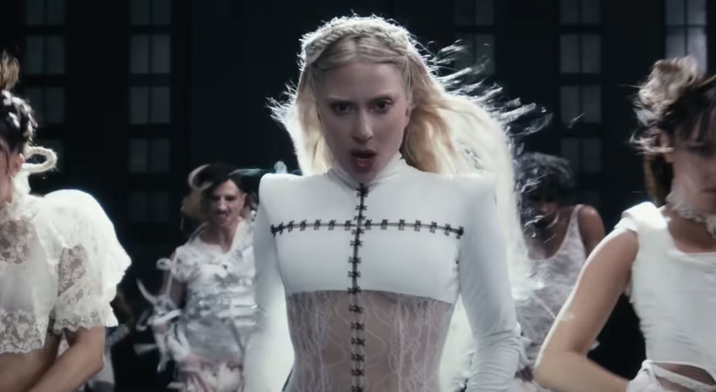 Lady Gaga lança clipe de Abracadabra