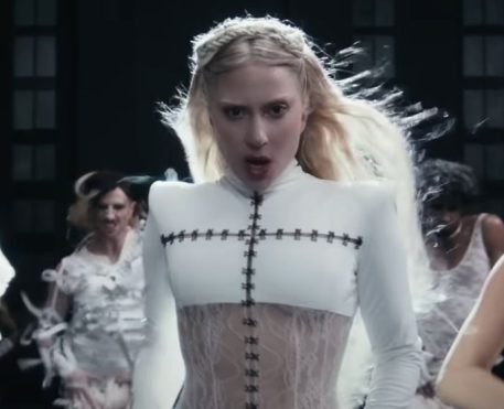 Lady Gaga lança clipe de Abracadabra