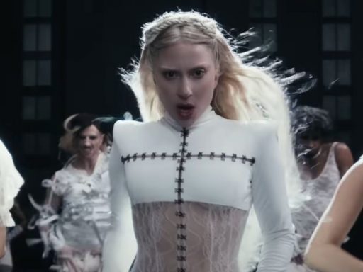 Lady Gaga lança clipe de Abracadabra