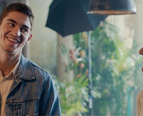 Queimando o Filme | Comédia romântica com Simone Ashley e Hero Fiennes Tiffin ganha trailer