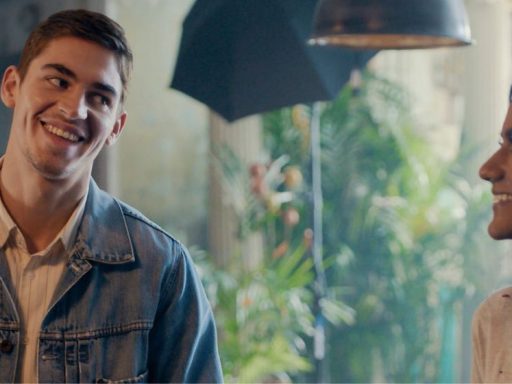 Queimando o Filme | Comédia romântica com Simone Ashley e Hero Fiennes Tiffin ganha trailer