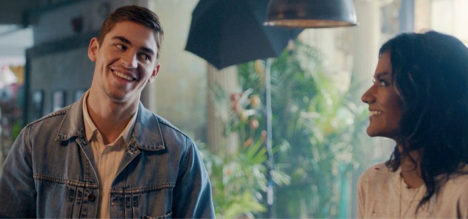 Queimando o Filme | Comédia romântica com Simone Ashley e Hero Fiennes Tiffin ganha trailer