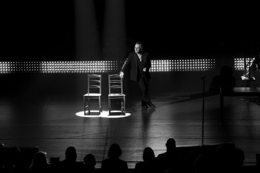Apple TV+ divulga trailer de Bono: Histórias de Surrender, documentário imersivo sobre a carreira do vocalista do U2