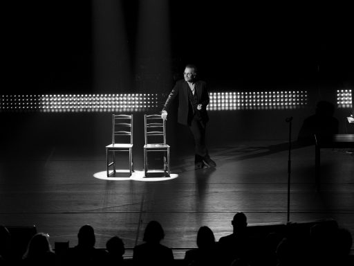 Apple TV+ divulga trailer de Bono: Histórias de Surrender, documentário imersivo sobre a carreira do vocalista do U2