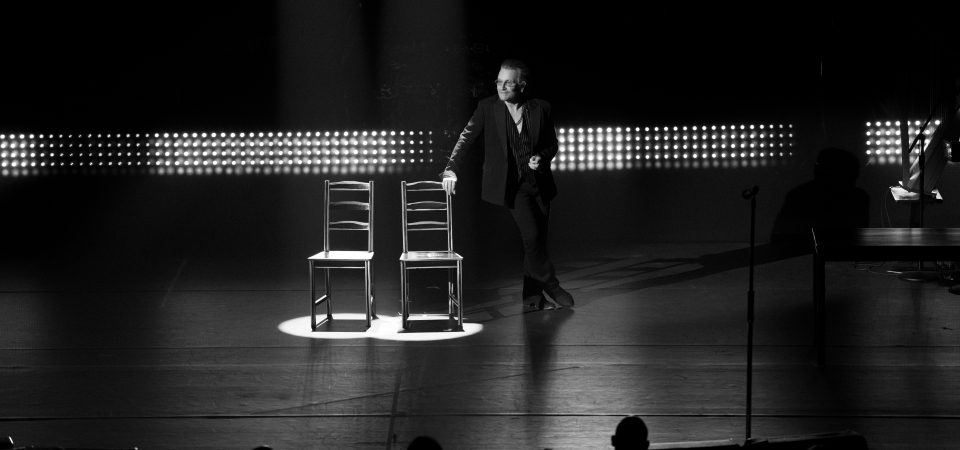 Apple TV+ divulga trailer de Bono: Histórias de Surrender, documentário imersivo sobre a carreira do vocalista do U2
