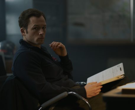 Cortina de Fumaça | Série com Taron Egerton estreia amanhã!