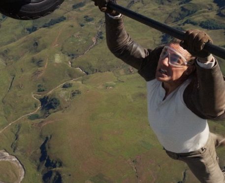 Missão: Impossível – O Acerto Final ganha trailer com Tom Cruise aparece pendurado em avião