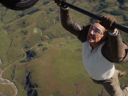 Missão: Impossível - O Acerto Final ganha trailer com Tom Cruise aparece pendurado em avião