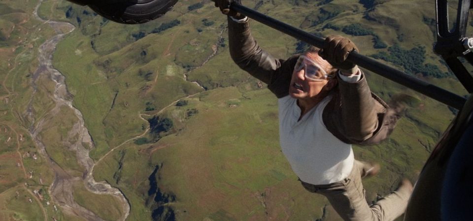 Missão: Impossível - O Acerto Final ganha trailer com Tom Cruise aparece pendurado em avião