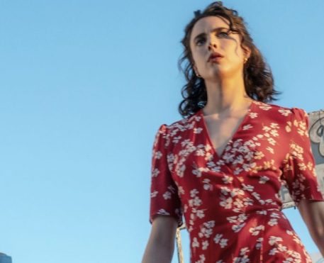 Trailer de Honey Don’t! marca o retorno solo de Ethan Coen com comédia de humor negro estrelada por Margaret Qualley e Chris Evans