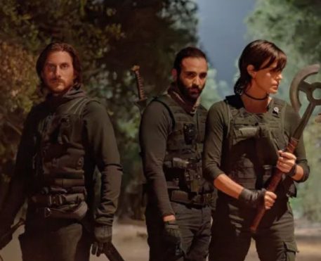Charlize Theron e Uma Thurman se enfrentam em trailer eletrizante de The Old Guard 2 na Netflix