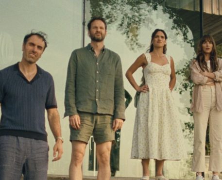 Amores à Parte, filme com Dakota Johnson e Adria Arjona, ganha trailer