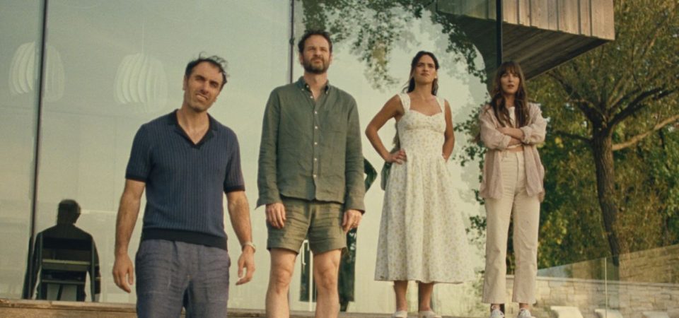 Amores à Parte, filme com Dakota Johnson e Adria Arjona, ganha trailer