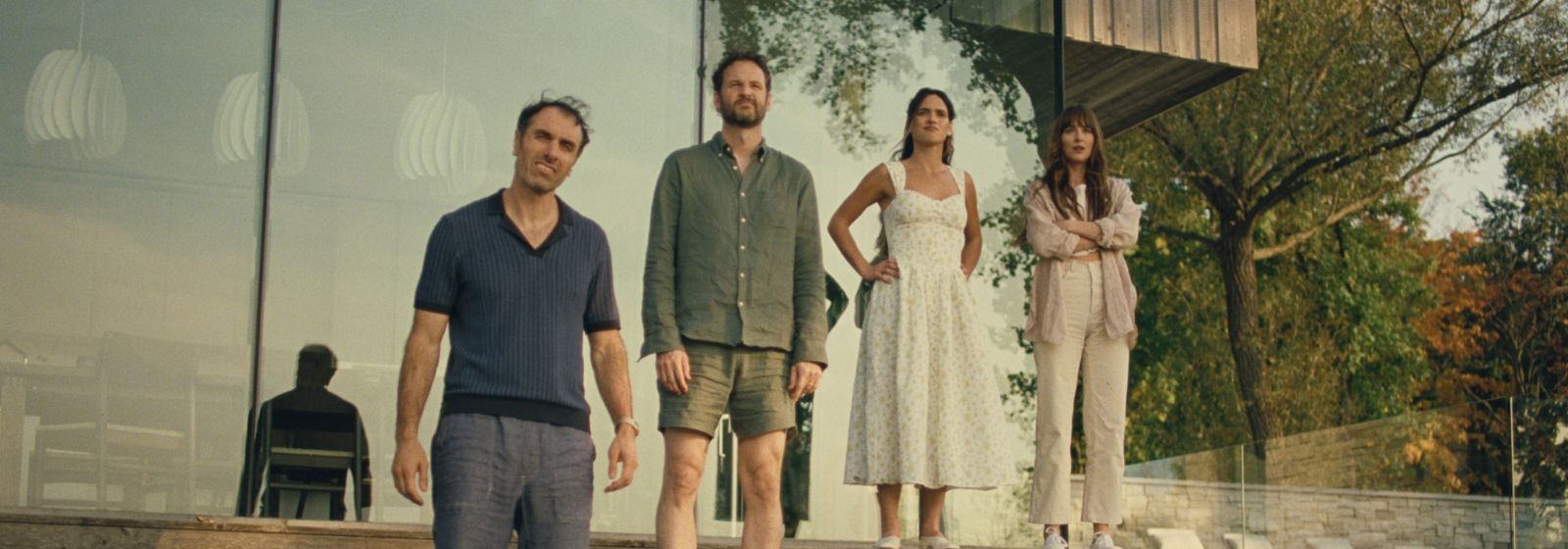 Amores à Parte, filme com Dakota Johnson e Adria Arjona, ganha trailer