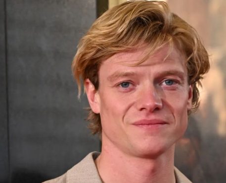 DC Studios escala Tom Rhys Harries como Cara de Barro em novo filme do Universo DC