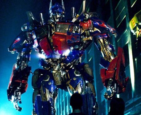 Michael Bay retorna à franquia Transformers em novo filme