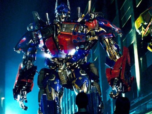 Michael Bay retorna à franquia Transformers em novo filme