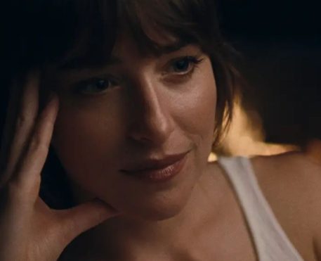 Amores à Parte, filme com Dakota Johnson e Adria Arjona, ganha data de estreia no Brasil