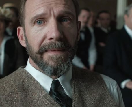 The Choral, novo filme de Ralph Fiennes, ganha trailer