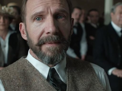 The Choral, novo filme de Ralph Fiennes, ganha trailer