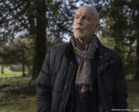 Sr. Blake Ao Seu Dispor ganha trailer, cartaz e data de estreia
