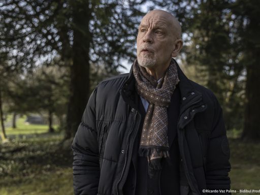 Sr. Blake Ao Seu Dispor ganha trailer, cartaz e data de estreia