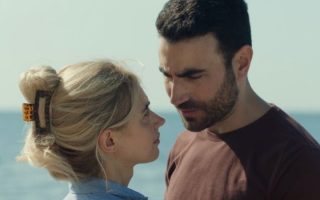 Por Inteiro, drama romântico com Brett Goldstein e Imogen Poots, ganha trailer