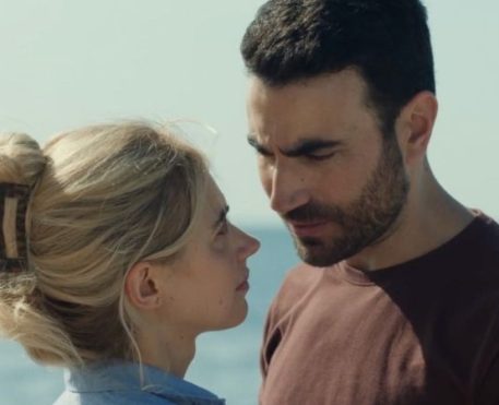 Por Inteiro, drama romântico com Brett Goldstein e Imogen Poots, ganha trailer