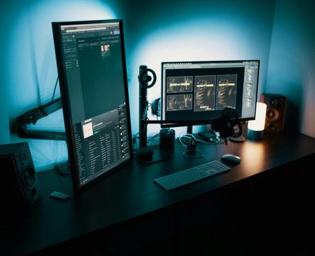 Ergonomia e produtividade: por que usar um monitor vertical para PC pode transformar sua rotina de trabalho e estudos