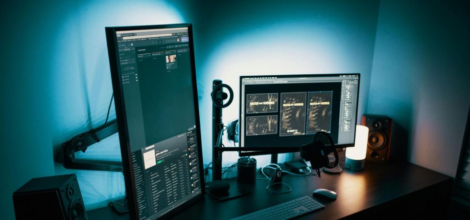 Ergonomia e produtividade: por que usar um monitor vertical para PC pode transformar sua rotina de trabalho e estudos