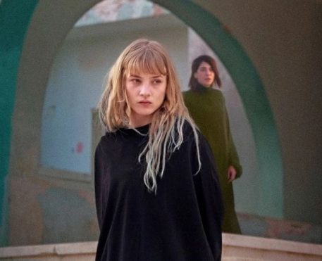 Rabia: As Esposas do Estado Islâmico é um drama psicológico e político que expõe a realidade opressiva do Estado Islâmico