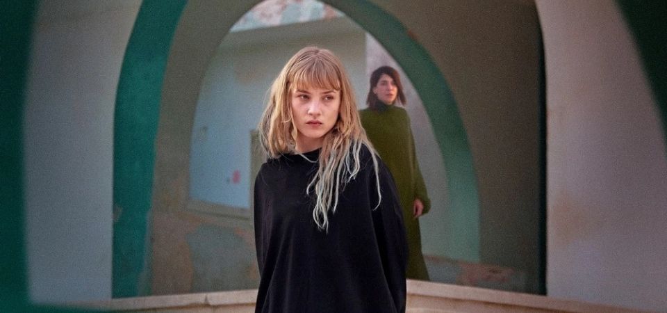 Rabia: As Esposas do Estado Islâmico é um drama psicológico e político que expõe a realidade opressiva do Estado Islâmico