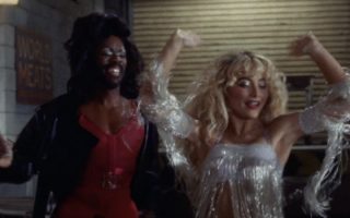 Sabrina Carpenter lança “Man’s Best Friend” e clipe ousado de “Tears”