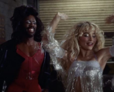 Sabrina Carpenter lança “Man’s Best Friend” e clipe ousado de “Tears”