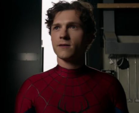 Tom Holland aparece com o novo traje de Homem-Aranha 4