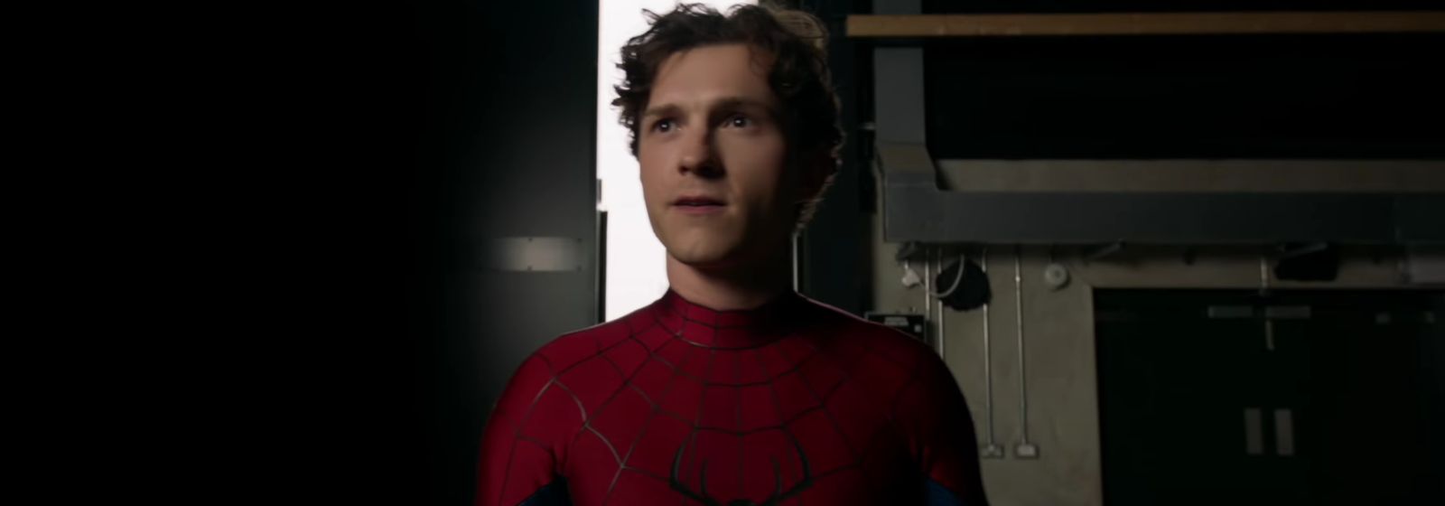 Tom Holland aparece com o novo traje de Homem-Aranha 4