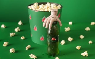 Wandinha | Guaraná Antarctica e Zé Delivery tem caçulinha com brinde da série