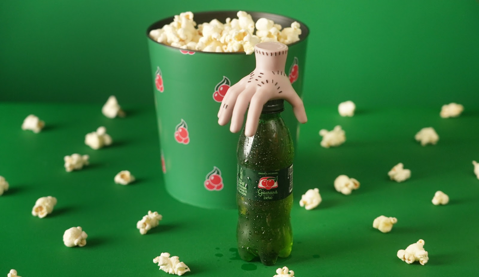 Wandinha | Guaraná Antarctica e Zé Delivery tem caçulinha com brinde da série