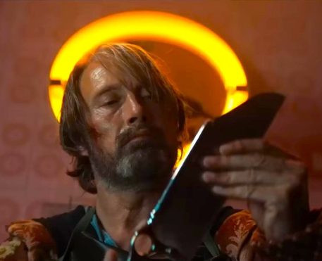 Dust Bunny | Filme com Mads Mikkelsen ganha trailer e cartaz