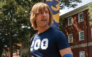 Disney+ lança cartaz e trailer da série Chad Powers: O Quarterback