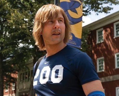 Disney+ lança cartaz e trailer da série Chad Powers: O Quarterback