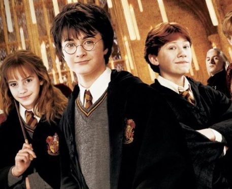 Warner Bros. Discovery e Redragon lançam linha oficial inspirada em Harry Potter para setups gamers
