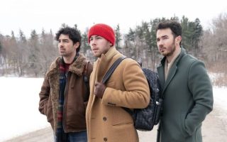 Disney+ divulga cartaz e teaser de Um Natal Bem Jonas Brothers